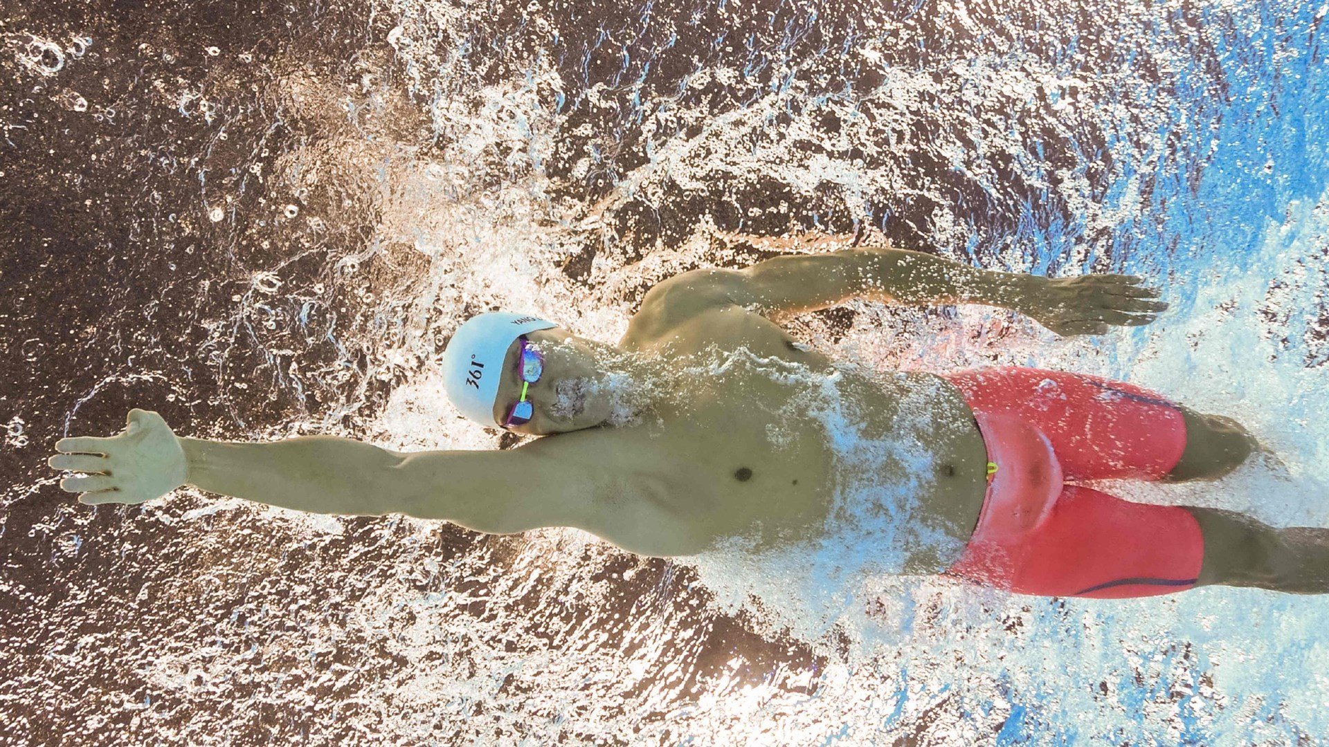 两前腰角色分工拉开防线宽度，双前腰战术